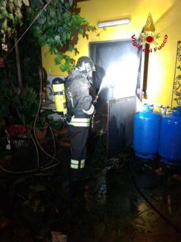 Lamezia Terme, in fiamme magazzino in via Foderaro