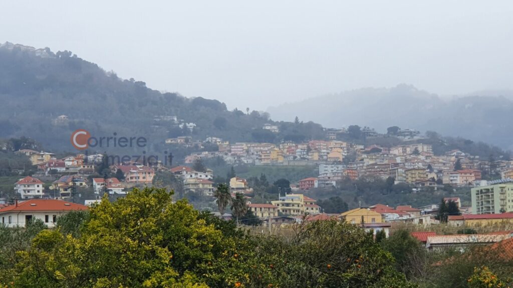 Fiocchi di neve a Lamezia. Nevica sulla fascia ionica catanzarese e crotonese