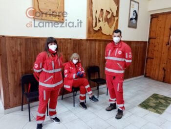 Lamezia Terme, con serenità gli over 80 hanno ricevuto la prima dose di Pfizer nella parrocchia di San Francesco di Paola