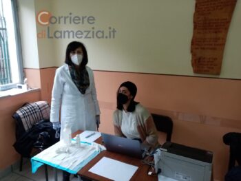 Lamezia Terme, con serenità gli over 80 hanno ricevuto la prima dose di Pfizer nella parrocchia di San Francesco di Paola