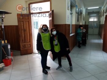 Lamezia Terme, con serenità gli over 80 hanno ricevuto la prima dose di Pfizer nella parrocchia di San Francesco di Paola