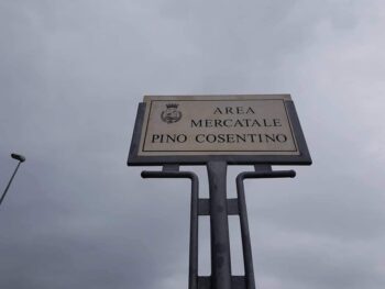 Lamezia Terme, reinstallata nuova targa "Pino Cosentino" nell'area mercatale 