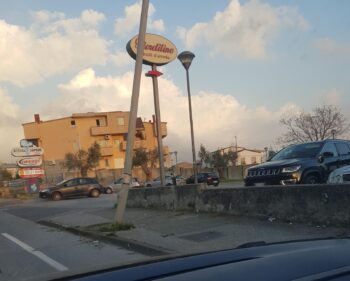 Lamezia Terme, in via Marconi palo illuminazione pubblica pericolante. Si attende la tragedia?