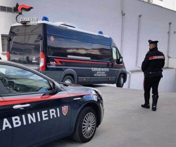 Cosenza, rinvenuti dai carabinieri ordigno esplosivo e pistola mitragliatrice pronta all'uso