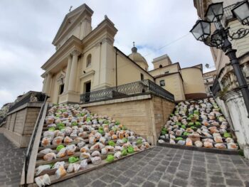 Lamezia Terme, iniziativa "Le scale della solidarietà" per aiutare i più bisognosi nelle festività pasquali