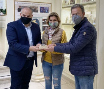 L'orafo Michele Affidato ha ospitato nel suo showroom la famiglia Irigoyen in viaggio per il mondo con il loro messaggio di pace