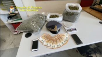 Vibo Valentia, Gdf sequestra 2 kg di marijuana, la vendita avrebbe fruttato 20mila euro 