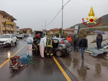 Nocera Terinese, auto finisce contro cabina elettrica, un ferito