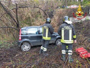 Lamezia Terme, auto finisce in scarpata, soccorsi mamma e figlio