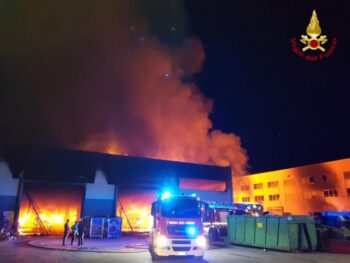 Rende, incendio nello stabilimento di Calabra Maceri