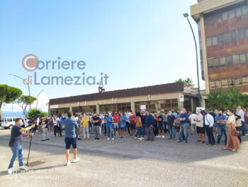 "Lamezia s'è desta ed è stanca di subire", protesta contro i fumi tossici