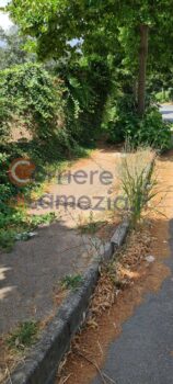 Lamezia Terme, marciapiedi inutilizzabili in via Martiri di Nassirya