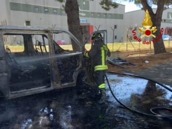 Lamezia Terme, in fiamme minibus vicino aeroporto