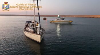 Intercettate due imbarcazioni cariche di migranti che tentavano di sbarcare sulle coste crotonesi