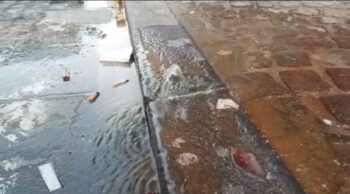 Lamezia Terme, perdita d'acqua in piazza 5 Dicembre. Si parla tanto di sprechi e poi...