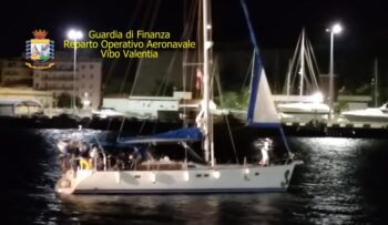 Intercettata questa notte nel crotonese una imbarcazione a vela, diretta verso le coste nazionali. Fermo di 3 trafficanti