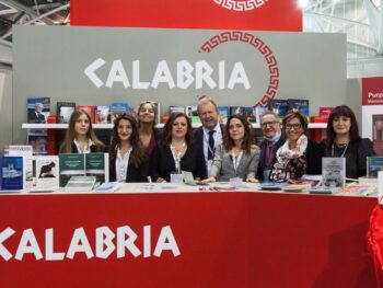 Salone del Libro di Torino, allo stand della Regione Calabria ieri anche la visita del presidente della kermesse Giulio Biino