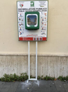 Lamezia Terme, posizionato defibrillatore in piazza 5 dicembre