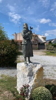 Lamezia Terme, posizionata statua che ricorda Santa Maria Goretti davanti chiesa a lei dedicata