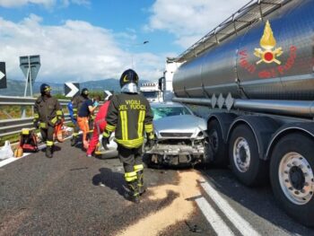 Lamezia Terme, incidente stradale tra autocisterna e auto, due feriti