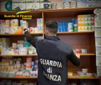 Esercizio abusivo dell'attività di farmacista, sequestrata parafarmacia e oltre 1500 farmaci