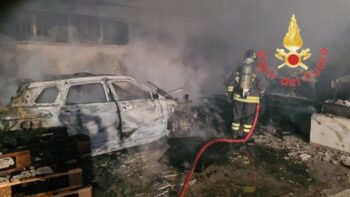 Lamezia Terme, auto in fiamme in via Miceli