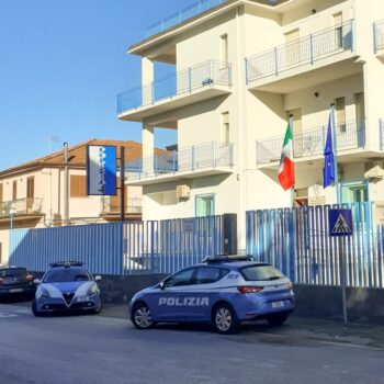 L'ambulanza non riesce ad arrivare in tempo, agenti di Polizia soccorrono donna anziana portandola in ospedale