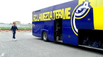 La squadra del Lamezia Terme con la città a sostegno della popolazione ucraina, il pullman trasporterà beni di prima necessità raccolti 