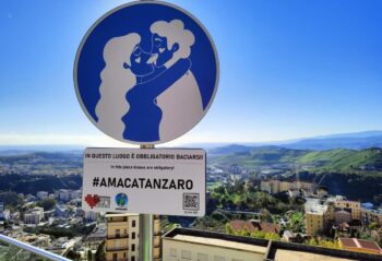 Catanzaro, sulla balconata Bellavista è "obbligatorio" baciarsi, bella iniziativa della cooperativa Artemide