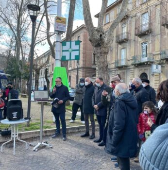 Cosenza, consegnato al sindaco Caruso il primo di 10 defibrillatori che saranno collocati in città a tutela della salute dei cittadini