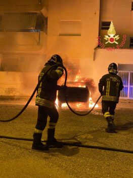 In fiamme auto in via D’Ippolito, danneggiate tapparelle appartamento