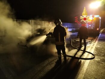 Auto va in fiamme, marito e moglie a bordo fanno in tempo a uscire