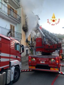 Incendio in abitazione nel cosentino, salvata una persona