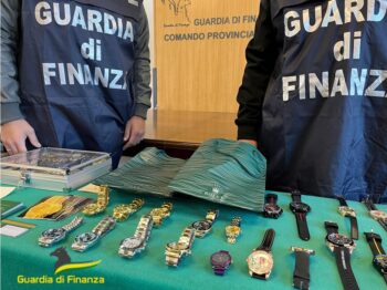 Sequestrate decine di orologi falsi messi in vendita sui social, una denuncia