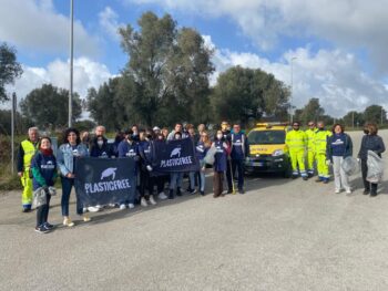 Anas, Associazione "Plastic Free" e alcuni studenti del Liceo Scientifico "Berto" di Vibo impegnati nella raccolta di rifiuti abbandonati sulla Ss 18