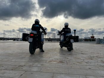 Sfreccia a bordo di una moto sul lungomare di Crotone mettendo a rischio l’incolumità dei passanti, arrestato 