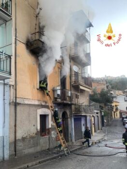 Incendio in abitazione nel cosentino, salvata una persona