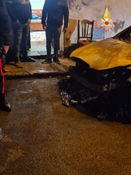 In fiamme auto a Lamezia, fumo sale in appartamento, donna incinta portata in ospedale