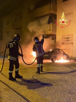 In fiamme auto in via D’Ippolito, danneggiate tapparelle appartamento