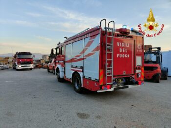 In fiamme materiale vario in piazzale interno di una attività commerciale, grossa colonna di fumo