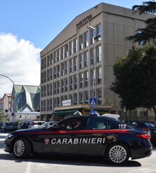 Estorsione nei confronti di un giovane malato, arrestati un 21enne e una 29enne