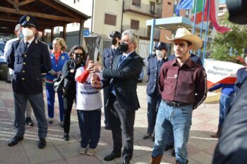 A Crotone tappa in Questura della fiaccola olimpica degli atleti speciali