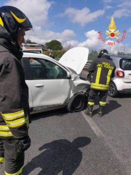 Auto perde il controllo su Viale de Filippis, un ferito