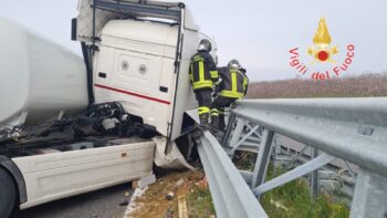 Incidente stradale sulla A2 vicino svincolo di Pizzo, autocisterna finisce contro guardrail, ferito il conducente estratto dai Vigili del Fuoco