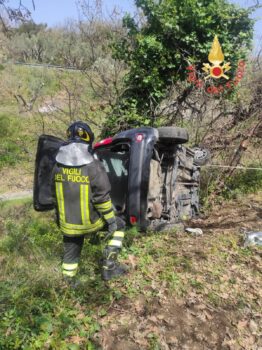 Auto si ribalta nel catanzarese, ferita donna di 47 anni - VIDEO