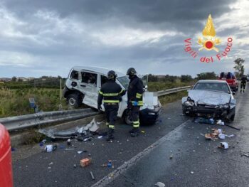 Incidente stradale sulla 106, due feriti