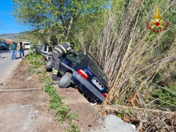 Lamezia Terme - Auto finisce fuori strada, due feriti