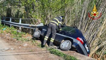 Lamezia Terme - Auto finisce fuori strada, due feriti