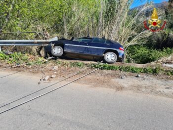 Lamezia Terme - Auto finisce fuori strada, due feriti