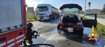 Incidente stradale sulla 106, fuoriuscita gas da auto a gpl, Vigili del Fuoco mettono in sicurezza l'area, nessun ferito grave 